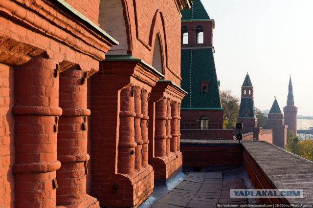 Когда Московский Кремль был красным, а когда белым?