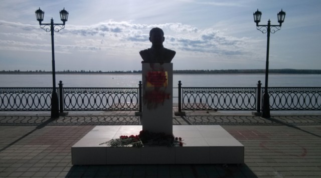 В Сургуте незаконно установили памятник Сталину