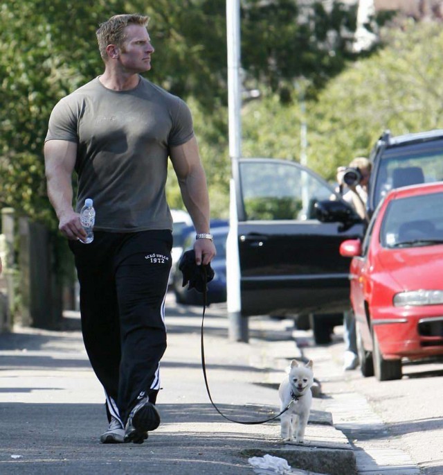 У этого амбала и домашнее животное - ЗВЕРЬ!