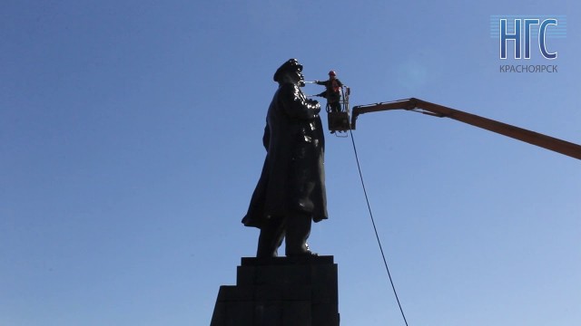 В Магадане на памятник Ленину установили шипы для отпугивания птиц