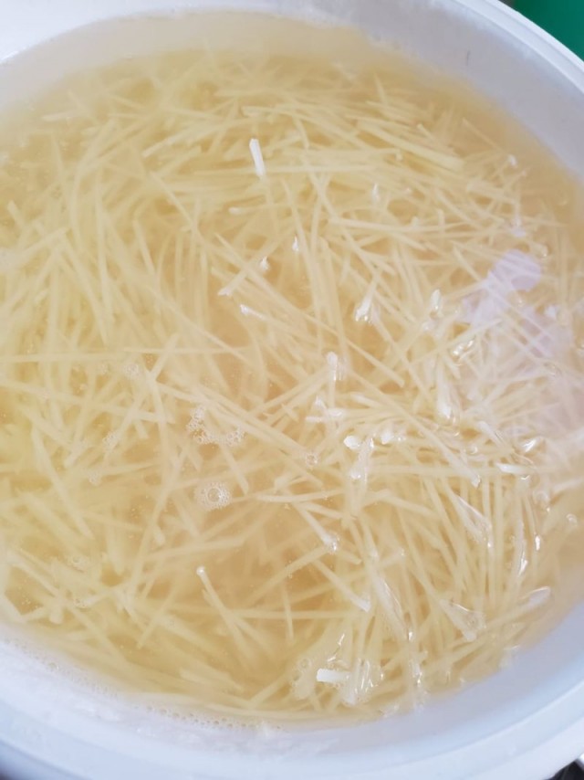 Картофельный салат по-корейски.