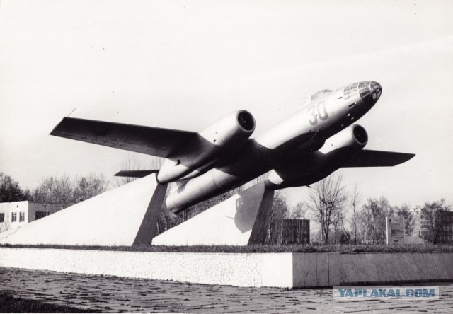 Памятник в городском парке г. Истра
