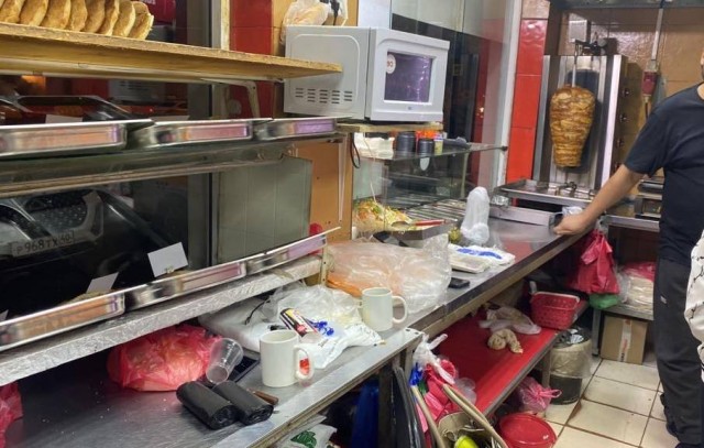 32 человека отравились шаурмой и курами гриль в Москве