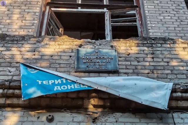 Разбитая при боях за город школа №11 в Мариуполе