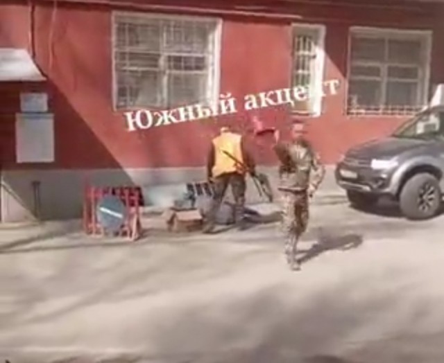 Буйный водитель против женщины дворника