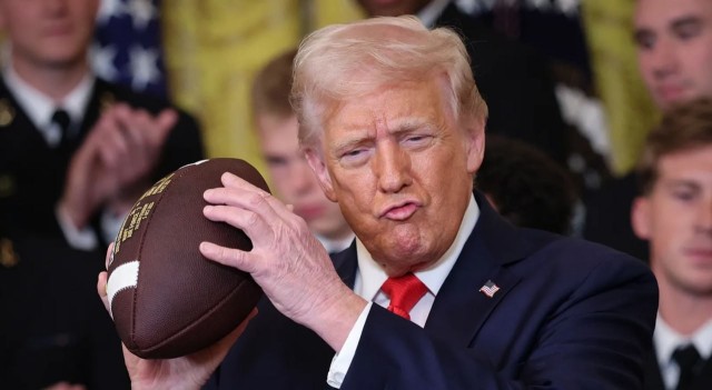 Трамп пропустит финал Супербоула, чтобы не слушать рок-группу Green Day в перерыве