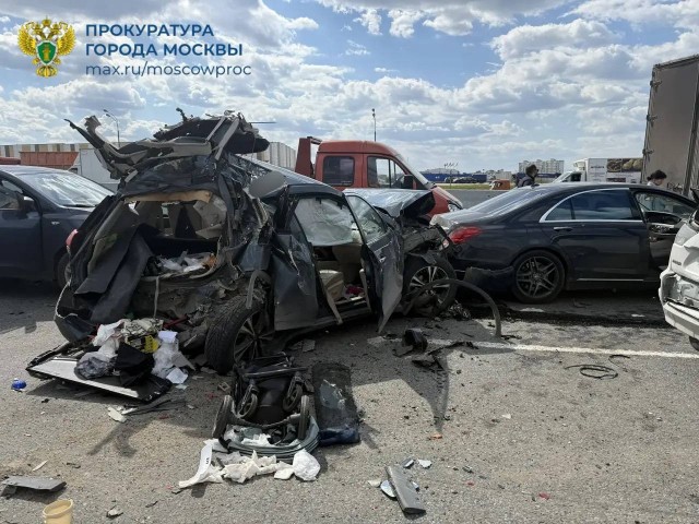 Грузовик протаранил 14 машин на МКАДе. Среди пострадавших дети.