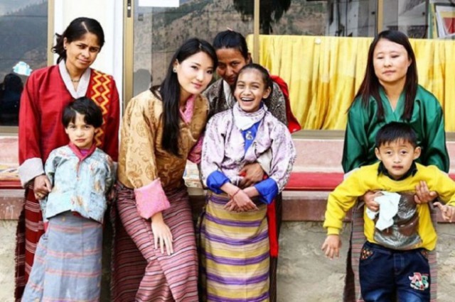 Вот как проходят трудовые будни королевы Бутана. Не жизнь, а сказка!