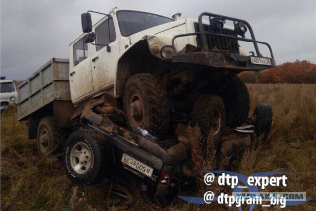 В Приамурье грузовик егеря наехал на внедорожник браконьеров