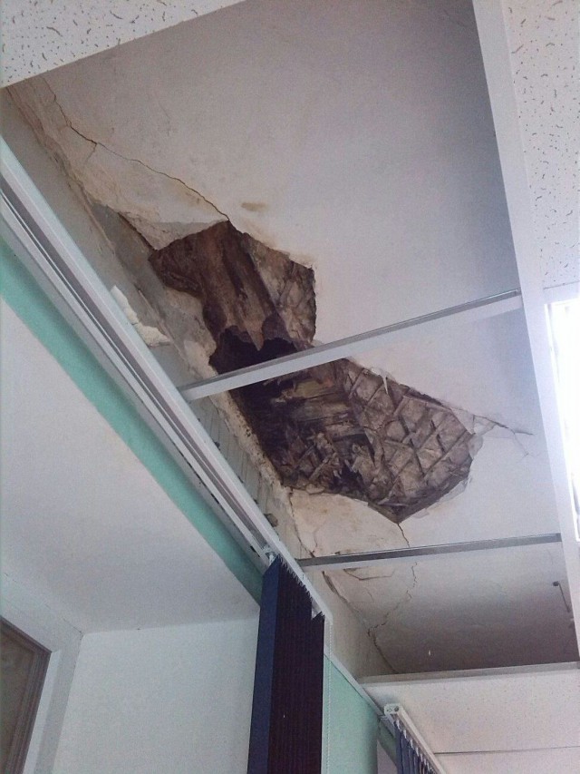 В школе Ростова-на-Дону на учеников рухнул гипсокартонный потолок