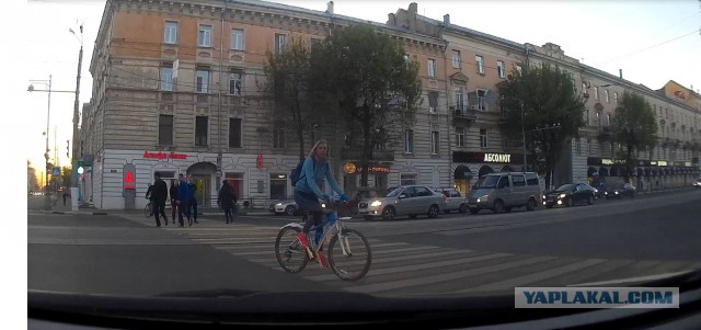 Велосипедист прощёлкал, врезался в авто, а потом еще напал на водителя с перцовым баллончиком