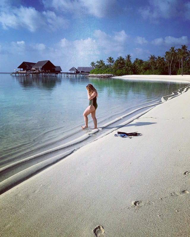 Хорошо кушает, видать! Дочка Абрамовича показала свои "активы", выложив пляжные фото с Мальдив