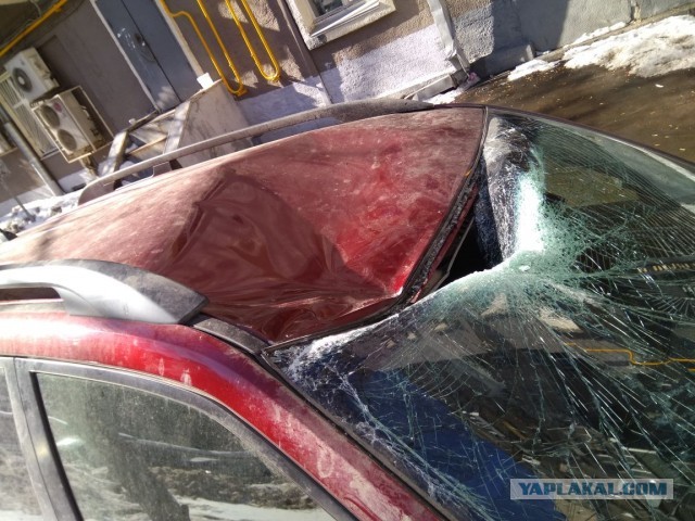 Отлично отдохнул сегодня ночью житель Подольска, отбомбивший из окна квартиры на 14 этаже по соседскому кроссоверу арбузом