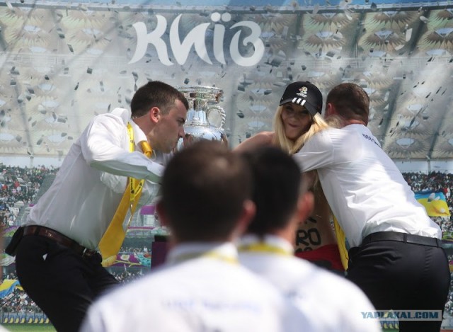 В Киеве напали на Кубок Евро-2012 и повредили его