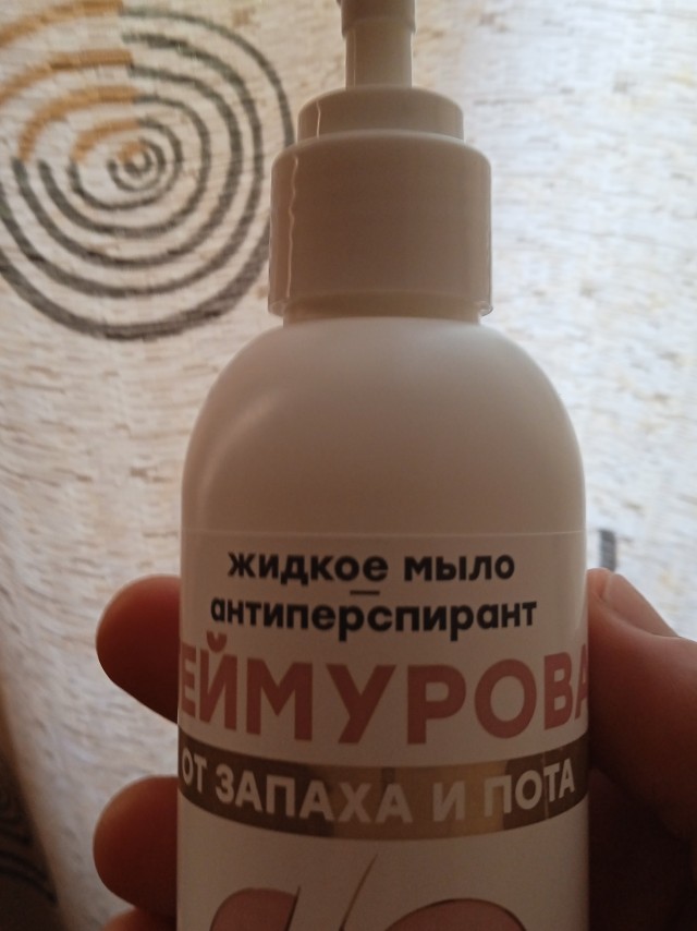Выглядит дико, но смысл есть: зачем мужчины носят сандалии с носками.