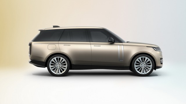 Представлен Range Rover нового поколения: дизайн стал «чище», шасси — более прочным