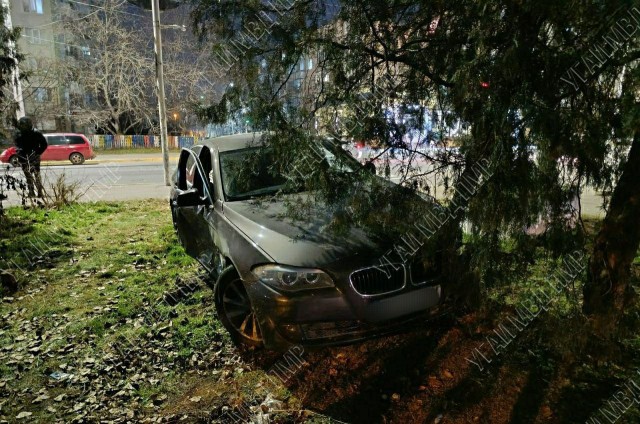Одноглазый BMW против всех: светофора, "Теслы" и пешехода