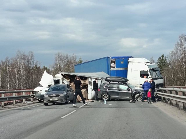 Пробка из-за ДТП - два грузовика и несколько легковых машин
