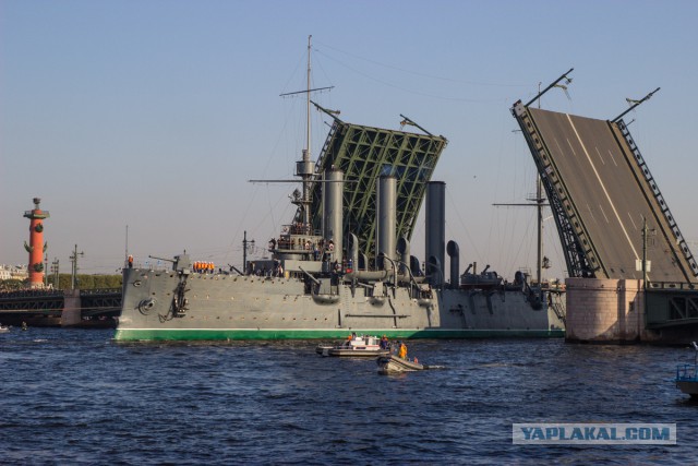 Вывод крейсера "Аврора" на ремонт