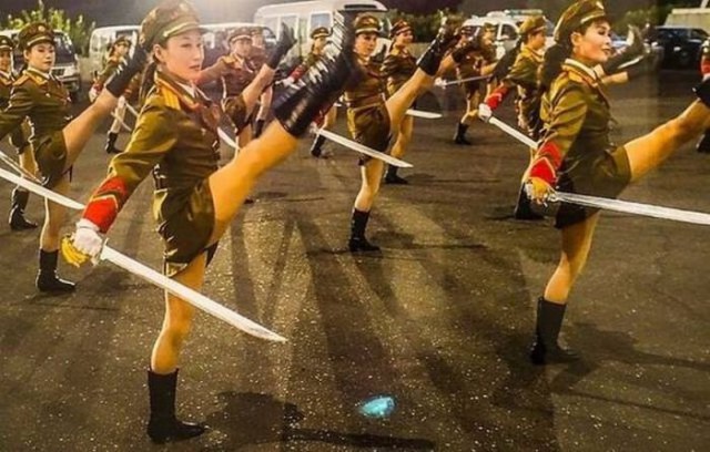 Картинки и гифки.