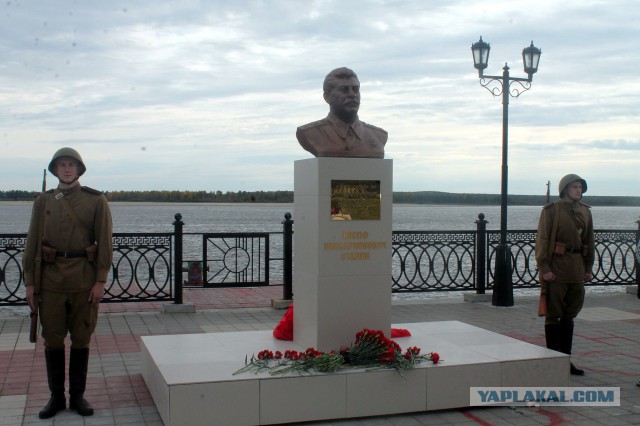 В Сургуте незаконно установили памятник Сталину