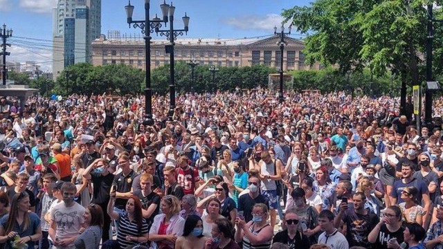 Без масок и дистанции: тысячи человек пришли на концерт Басты в Петербурге