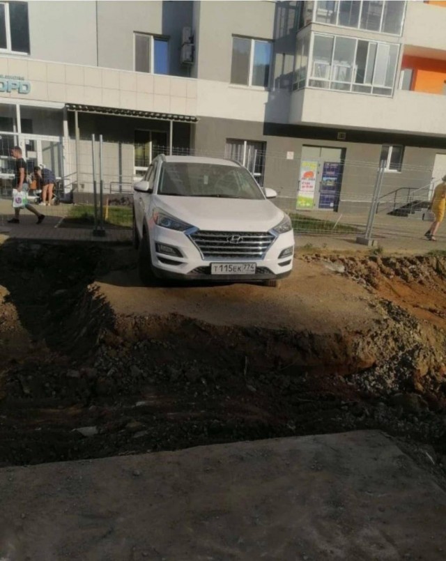 Коммунальщики решили наказать водителя, который помешал ремонтировать дорогу в Екатеринбурге