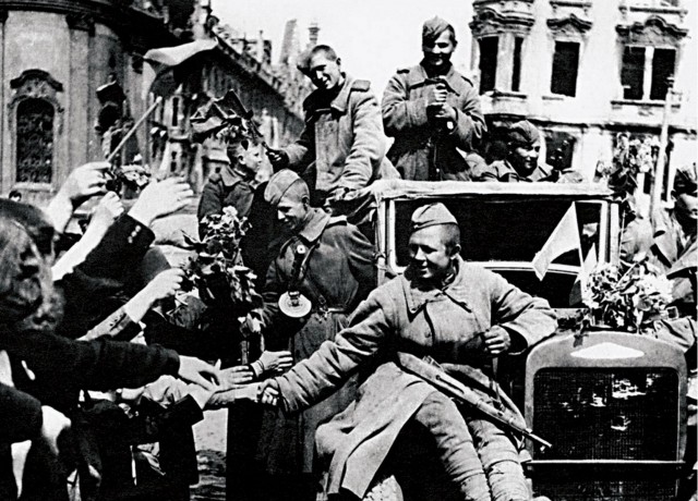 Фотографии связанных с историей Красной и Советской Армии.