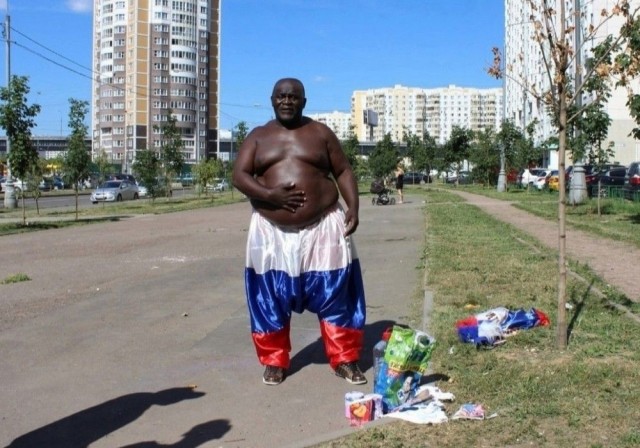 Чернорусы пробуют квашенную капусту