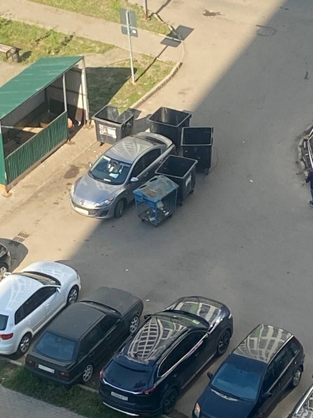 Преступление и наказание — в Дрожжино обставили легковой автомобиль мусорными контейнерами.