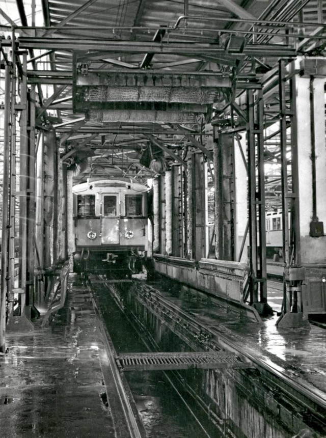 Мойка поезда метрополитена из вагонов типа А в депо Измайлово, 1960–е годы, Москва