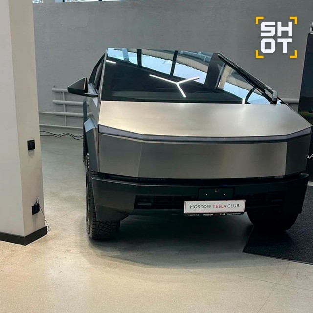 Крупнейший российский поставщик электрокаров Tesla кинул покупателей на сотни миллионов рублей. Офис компании закрыт, а счета заблокированы.