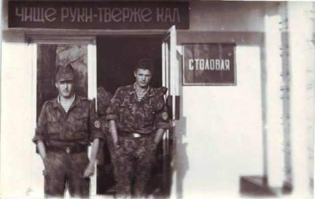 Дэвид Блэйн курит в сторонке