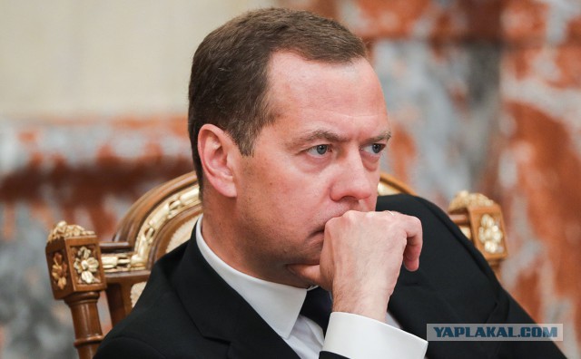 Медведев назвал недопустимым эгоизм нефтяников в отношении цен на бензин