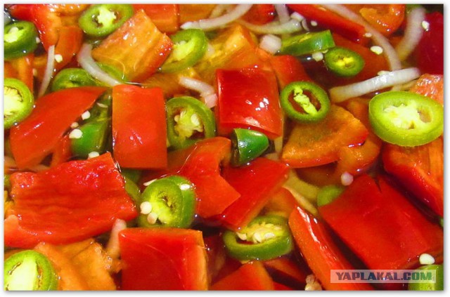 Маринованный сладкий перец с халапеньо