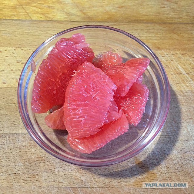 Куриное филе с голубым сыром с персиком и салатом