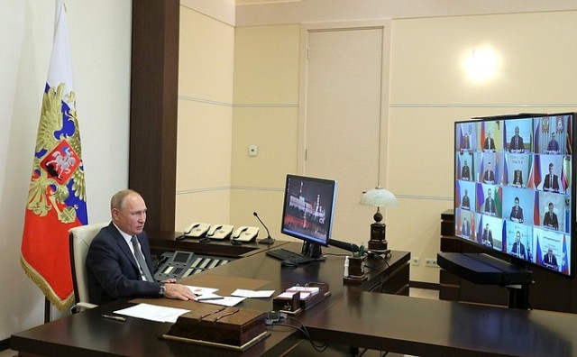 На встрече Путина с главами субъектов РФ губернаторы полтора часа говорили президенту "спасибо", многие по пять раз