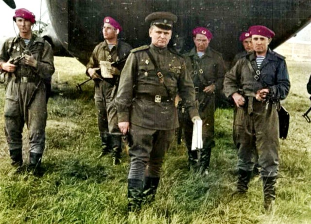 Фотографии связанных с историей Красной и Советской Армии.