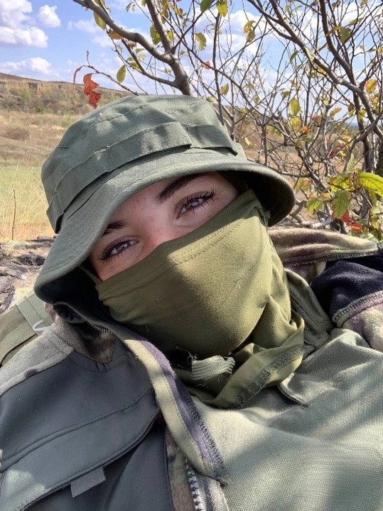 Это — Черника. И она стала первой девушкой, награждённой за отражение контрнаступа ВСУ