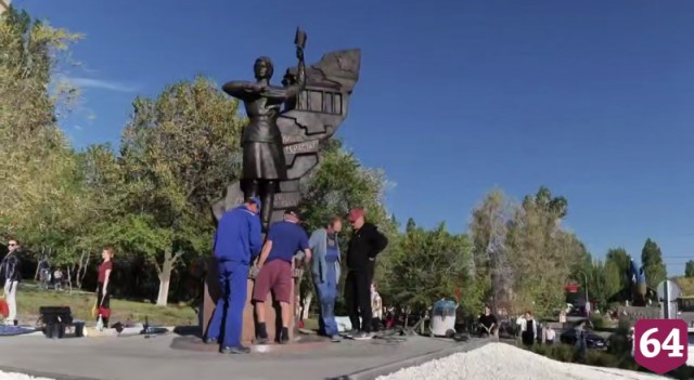 На въезде в парк Победы начали установку памятника Марии Лиманской