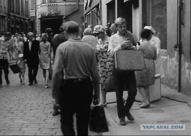 Человек в проходном дворе