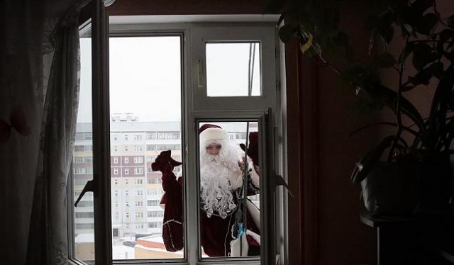 Дед Мороз приходит в окно