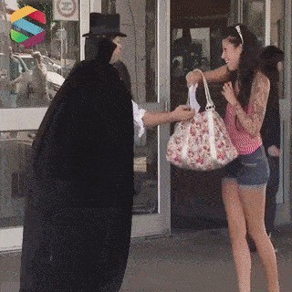 Давайте я вашу сумочку подержу