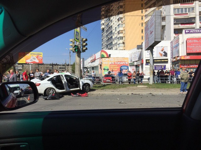 Гонщик BMW X6 собрал 3 машины, 1 человек погиб