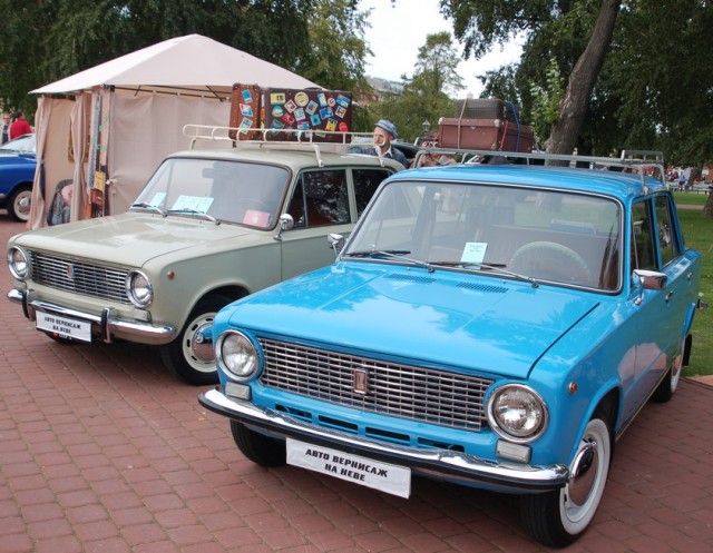 Авто Вернисаж на Неве.