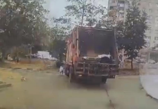 В подмосковье мусоровоз сбил двух девочек.