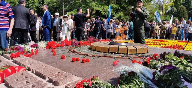 В Ташкенте на территории мемориального комплекса «Братские могилы» сегодня состоялось шествие «Бессмертного полка».