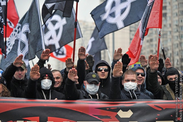 В Киеве начались работы по демонтажу герба СССР на монументе «Родина-мать»