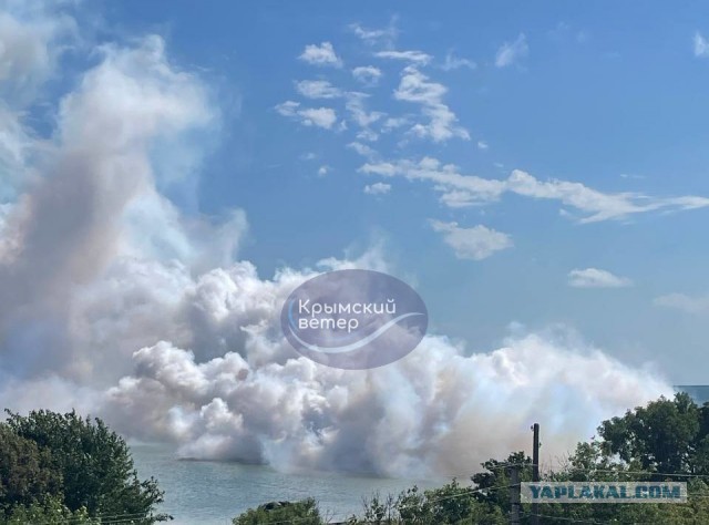 На Крымском мосту виден дым, движение перекрыто