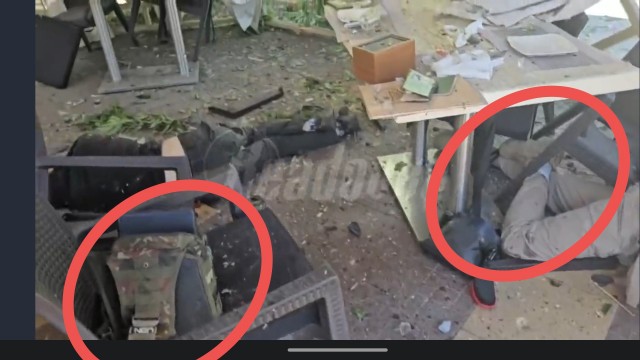 У обрушившегося дома рухнула крыша, которая накрыла спасателей